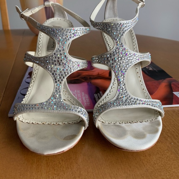BLING π€© Cream Satin Crystal Embellished Benjamin Adams Heels Size 6.5 Worn 1 x! - Picture 7 of 11